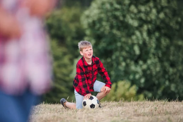 School kinderen staan op veld reis in de natuur, spelen met een bal. — Stockfoto