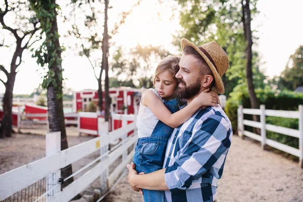 Un padre con piccola figlia che cammina all'aperto nella fattoria di famiglia . — Foto Stock