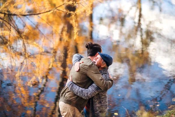 Senior Vater und sein Sohn stehen in der Natur und umarmen sich. — Stockfoto