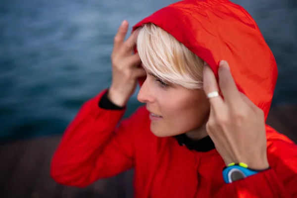 Porträt einer jungen Sportlerin im Freien am Strand. — Stockfoto