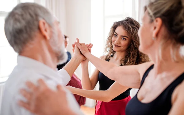 Grupo de personas mayores en clase de baile con profesor de baile . —  Fotos de Stock