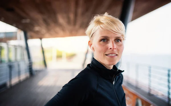 Porträt einer jungen Sportlerin, die sich nach dem Sport im Freien ausruht. — Stockfoto