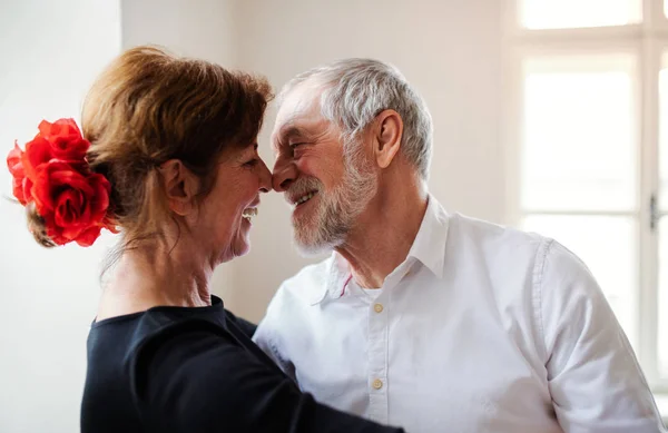 Affettuosa coppia anziana che frequenta la lezione di ballo nel centro sociale . — Foto Stock