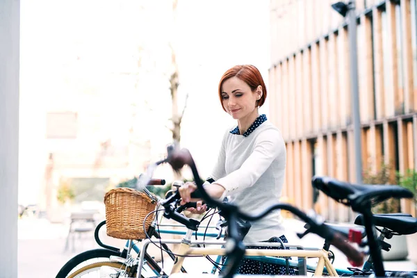 屋外に立つ自転車を持つ若いビジネスウーマン. — ストック写真