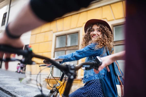 Jeune touriste couple voyageurs avec scooters électriques dans une petite ville, parler . — Photo