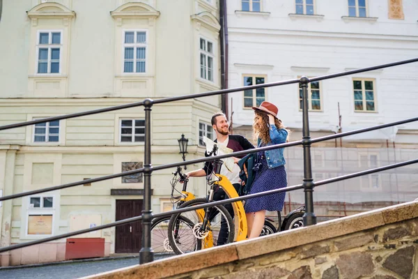 Küçük bir kasabada harita ve scooter ile Genç turist çift gezginler. — Stok fotoğraf
