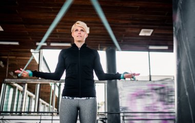 Şehirde açık havada egzersiz yapan genç bir sporcu.