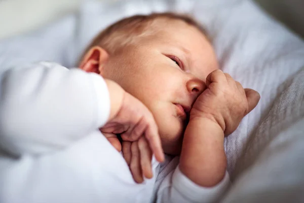 Un primer plano de un bebé recién nacido dormido en casa . —  Fotos de Stock