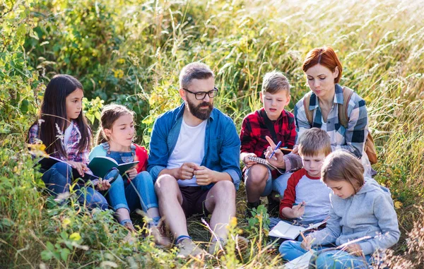 Група школярів з учителем на польових поїздках на природі . — стокове фото