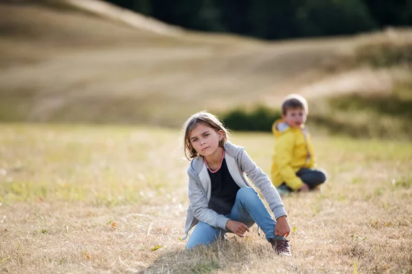 Bambini delle scuole in gita nella natura, guardando la macchina fotografica . — Foto Stock