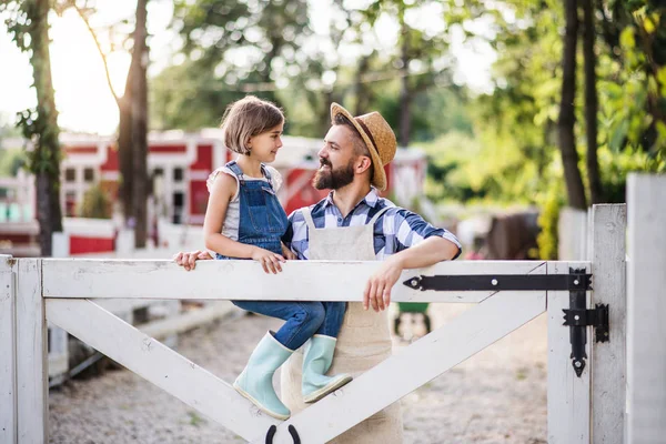 Porträt eines Vaters mit kleiner Tochter im Freien auf dem Bauernhof der Familie. — Stockfoto
