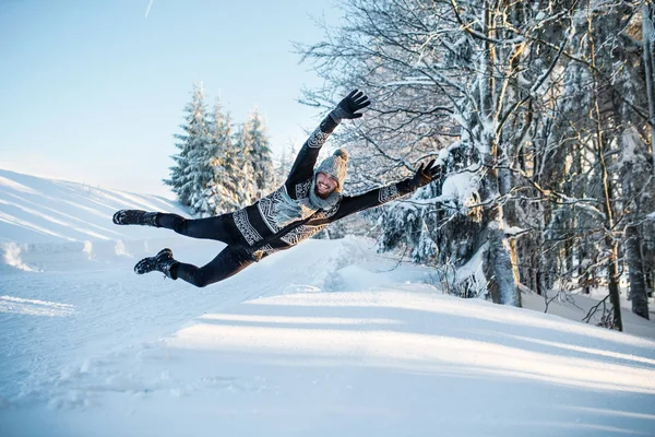 겨울에 눈 야외에서 재미를 가진 젊은 남자, 점프. — 스톡 사진