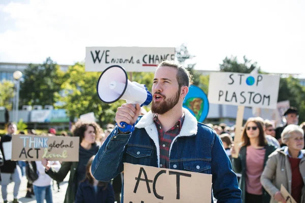 Orang-orang dengan plakat dan penguat pada mogok global untuk perubahan iklim . — Stok Foto