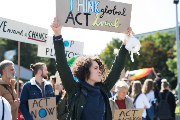 Personer med plakater og plakater om global streik for klimaendringer . – stockfoto