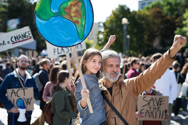 Emberek plakátjaival és az éghajlatváltozáshoz való globális sztrájkokkal foglalkozó poszterek. — Stock Fotó