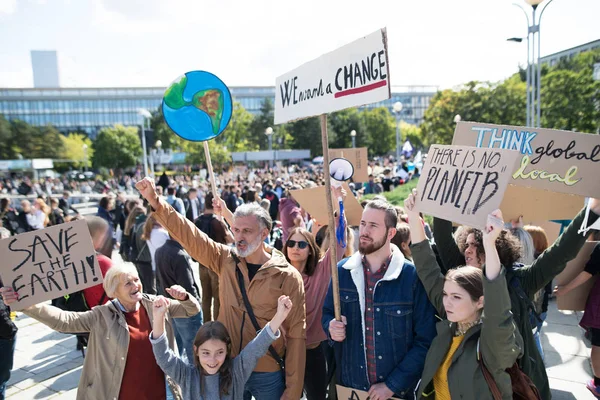 Des gens avec des pancartes et des affiches sur la grève mondiale pour le changement climatique . — Photo