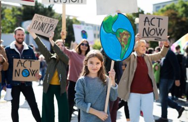 İklim değişikliği için küresel grev pankartlar ve posterler ile İnsanlar.