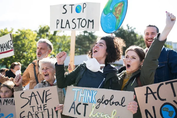 Люди с плакатами и плакатами о глобальной забастовке за изменение климата . — стоковое фото