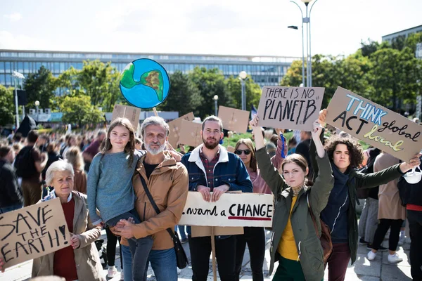 Mensen met borden en posters over wereldwijde staking voor klimaatverandering. — Stockfoto