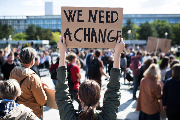 Задний план людей с плакатами и плакатами о глобальной забастовке за изменение климата
.