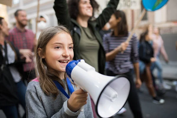気候変動のための世界的なストライキにアンプを持つ小さな子供. — ストック写真
