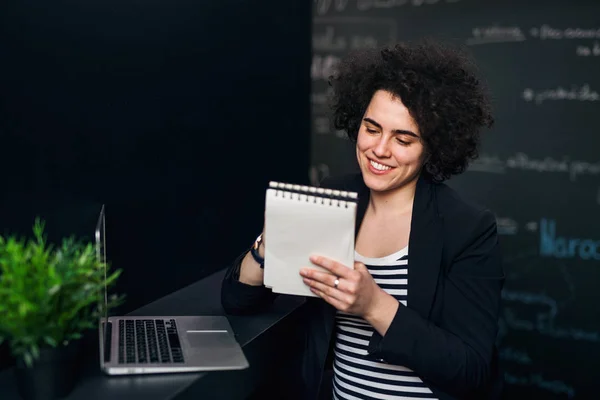 Молодая деловая женщина с ноутбуком в офисе, работает . — стоковое фото