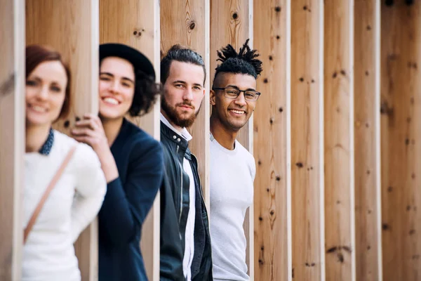 Group of young businesspeople standing outdoors in courtyard. — Stock Photo, Image