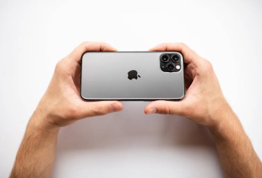 Nova Bana, Slovakya - 25 Eylül 2019: Yeni Apple iphone 11 Pro akıllı telefon.
