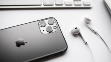 Nova Bana, Slovakya - 25 Eylül 2019: Yeni Apple iphone 11 Pro akıllı telefon.