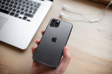 Nova Bana, Slovakya - 25 Eylül 2019: Yeni Apple iphone 11 Pro akıllı telefon.