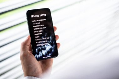 Nova Bana, Slovakya - 25 Eylül 2019: Yeni Apple iphone 11 Pro akıllı telefon.