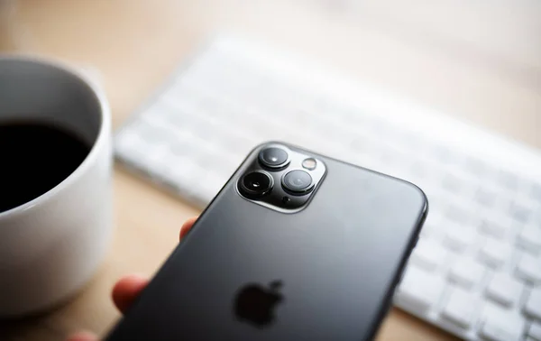 NOVA BANA, ESLOVAQUIA - 25 DE SEPTIEMBRE DE 2019: Nuevo teléfono inteligente Apple iPhone 11 Pro . —  Fotos de Stock