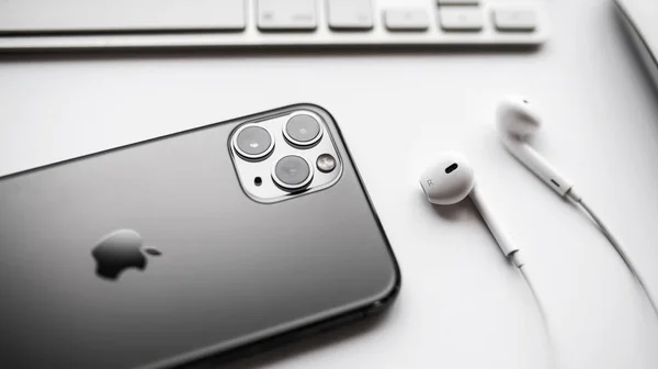 NOVA BANA, SLOVAKIA - 25 сентября 2019 года: новый смартфон Apple iPhone 11 Pro . — стоковое фото