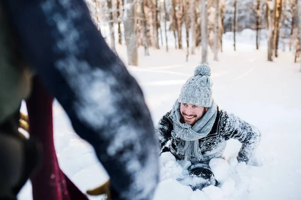 Twee jonge vrienden die plezier hebben in sneeuw buitenshuis in de winter. — Stockfoto