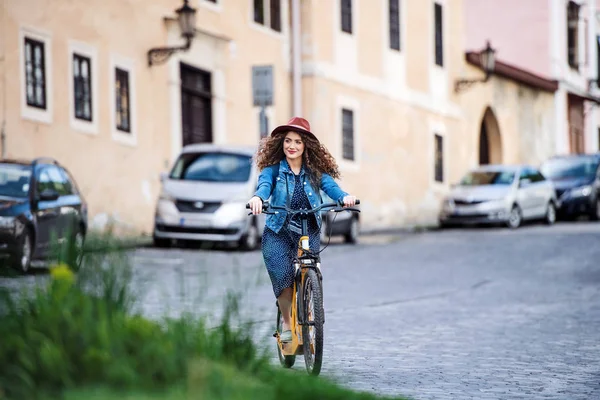 Küçük bir kasabada elektrikli scooter ile güzel genç kadın turist gezgin. — Stok fotoğraf