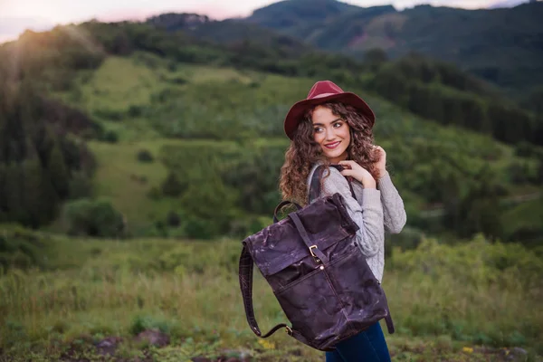 自然の中を歩くバックパックを持つ若い観光女性旅行者. — ストック写真