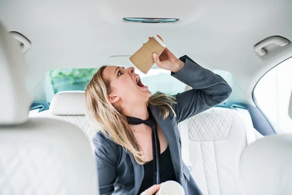 Ung frustrerad kvinna med tomma pappers glasögon sittande i bilen. — Stockfoto