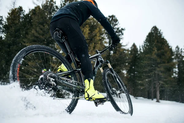 Sección media del ciclista de montaña que monta en la nieve al aire libre en invierno . — Foto de Stock
