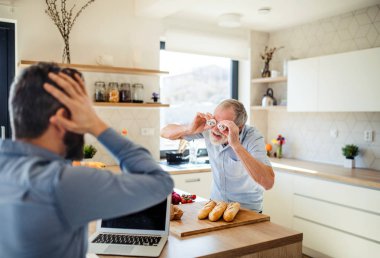 Evde, evde yetişkin hipster oğlu ve üst düzey baba bir portre, eğlenmek.