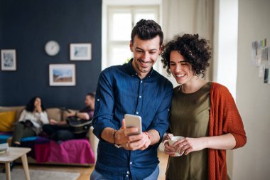 Akıllı telefon kapalı, ev paylaşım konsepti ile genç arkadaş bir grup.