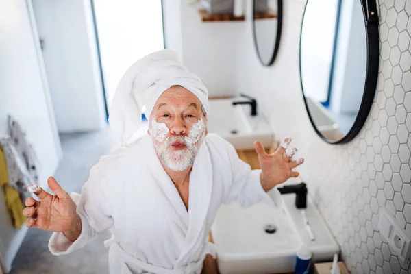 A senior man doing morning routine in bathroom indoors at home. — Stock Photo, Image