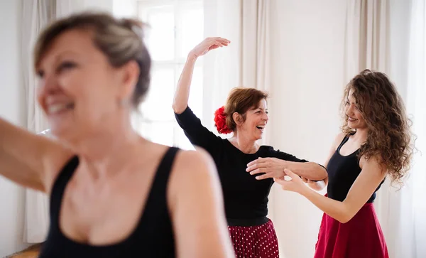 Група жінок похилого віку в танцювальному класі з вчителем танців . — стокове фото