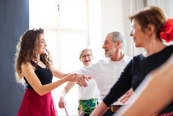 Grupo de personas mayores en clase de baile con profesor de baile . — Foto de Stock