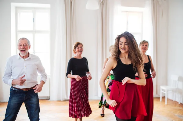 Seniorengruppe im Tanzkurs mit Tanzlehrerin. — Stockfoto
