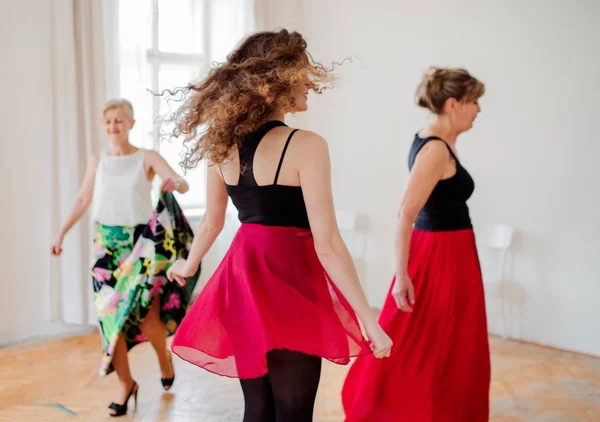 Ομάδα γυναικών τελειόφοιτων σε μάθημα χορού με δάσκαλο χορού. — Φωτογραφία Αρχείου
