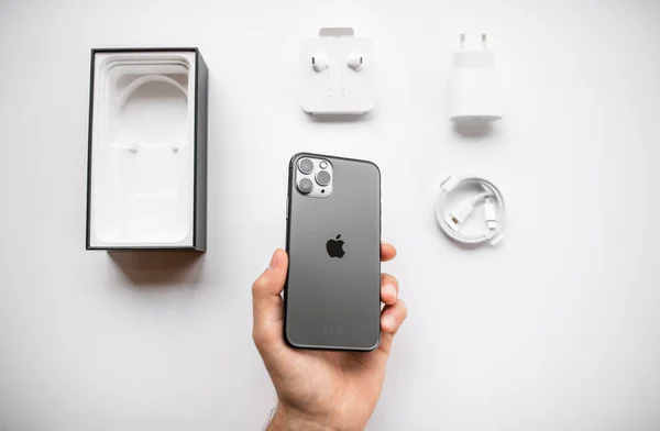 NOVA BANA, ESLOVAQUIA - 25 DE SEPTIEMBRE DE 2019: Nuevo teléfono inteligente Apple iPhone 11 Pro . — Foto de Stock