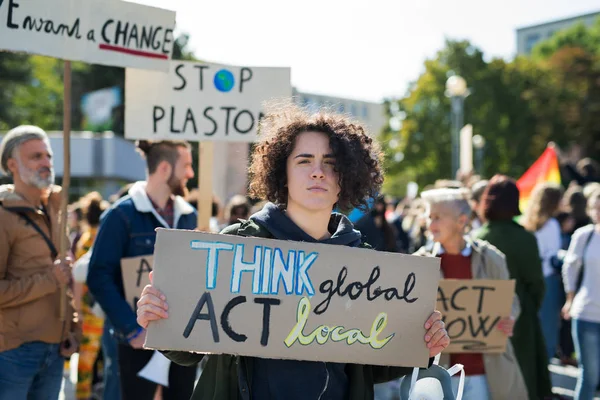 Emberek plakátjaival és az éghajlatváltozáshoz való globális sztrájkokkal foglalkozó poszterek. — Stock Fotó