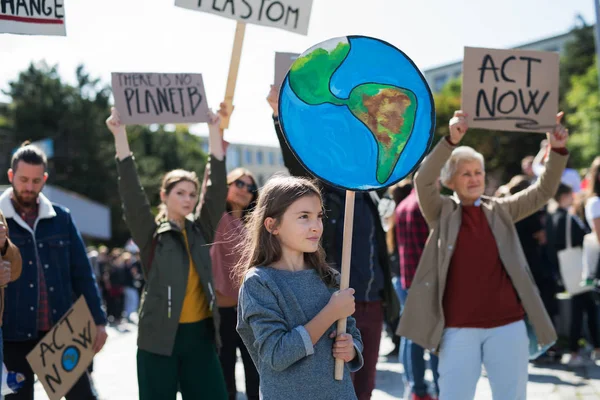 Orang-orang dengan plakat dan poster mogok global untuk perubahan iklim . — Stok Foto