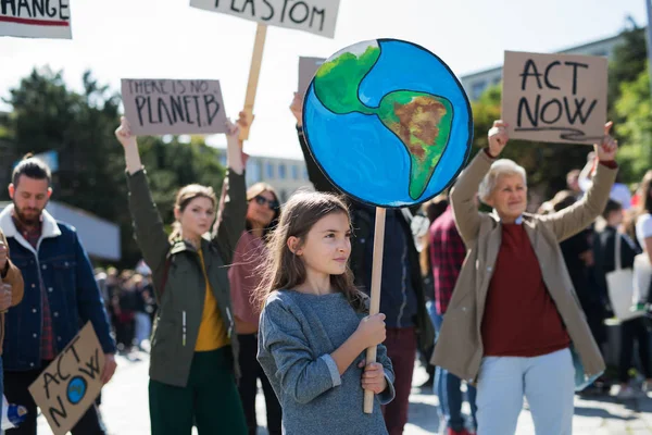 Mensen met borden en posters over wereldwijde staking voor klimaatverandering. — Stockfoto