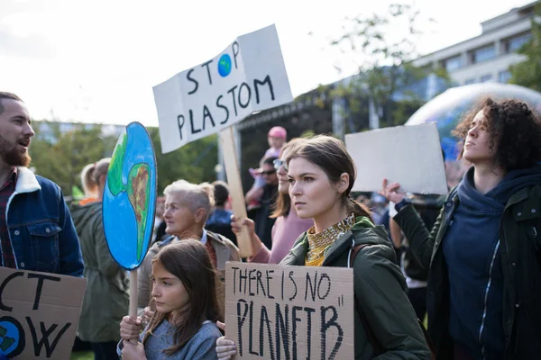 Mensen met borden en posters over wereldwijde staking voor klimaatverandering. — Stockfoto